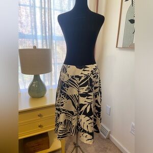 Ann Taylor Woman’s Skirt Navy/Cream Size 8